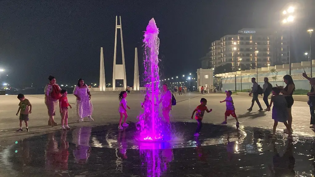 Imagen Un espectáculo de colores: así se ve fuente de luces en el malecón de Veracruz (video)
