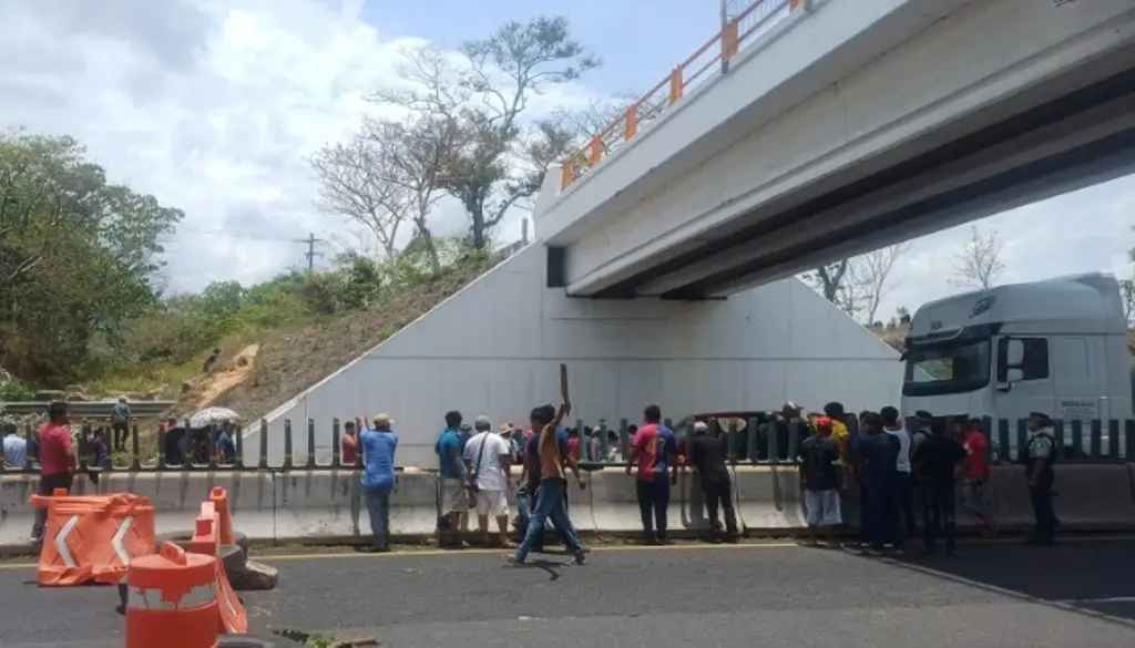 Imagen Manifestantes se retiran de autopista de Veracruz; GN reporta 'tránsito lento'
