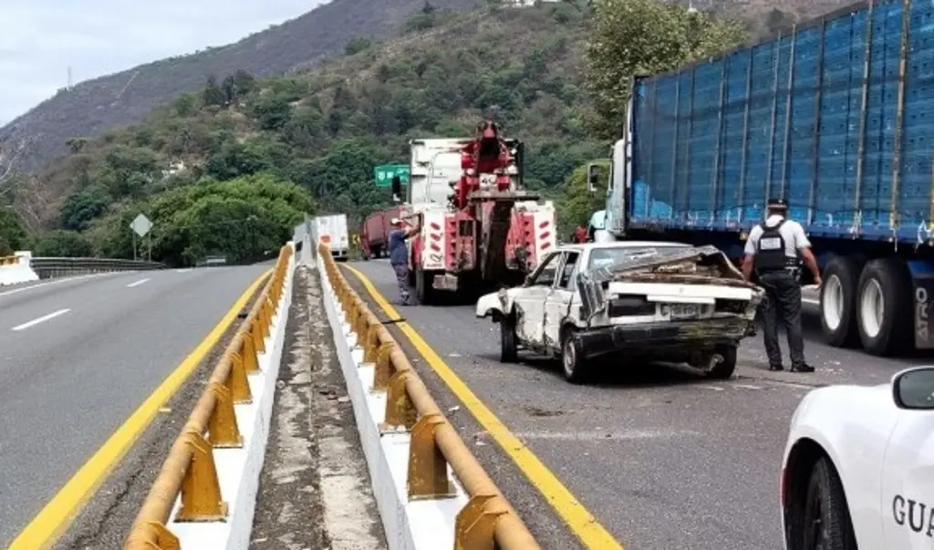Imagen Tráiler avienta a Tsuru contra el muro en autopista Veracruz–Puebla