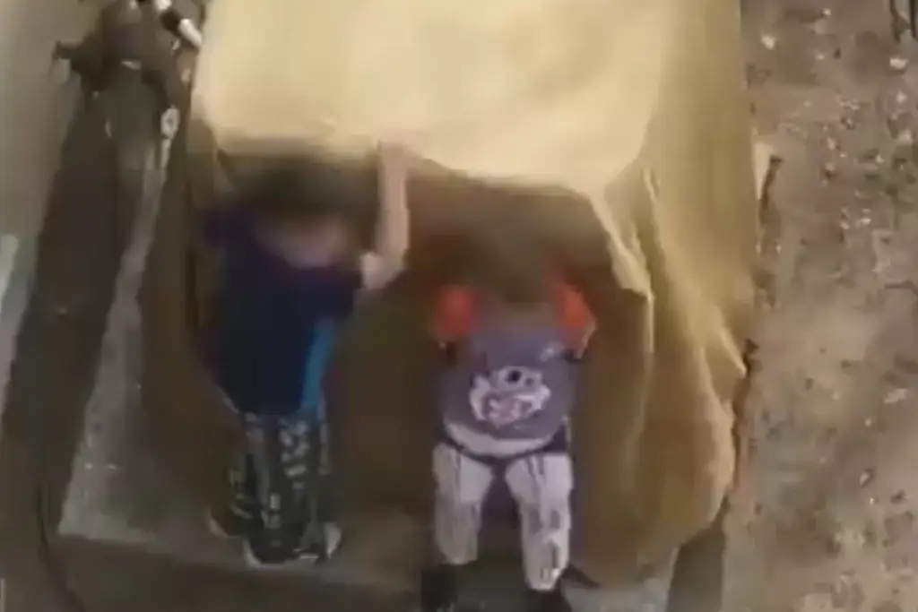Imagen Desarman a 2 niños de siete y nueve años en Nuevo México (+Video)