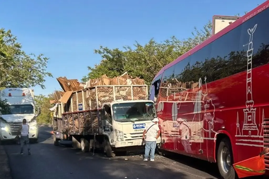 Imagen Cierre parcial por choque de autobús en carretera de Veracruz