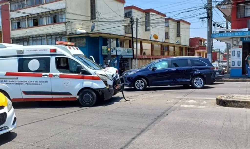 Imagen Ambulancia choca contra auto particular en Córdoba, Veracruz; hay 4 lesionados  