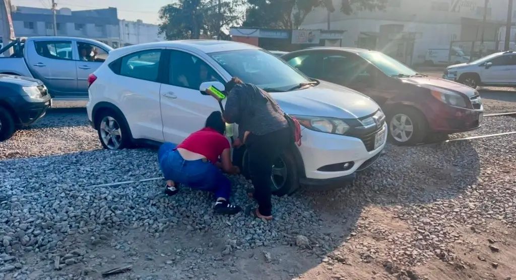 Imagen Se atascan vehículos en las vías en la salida de la central de abastos en Veracruz 