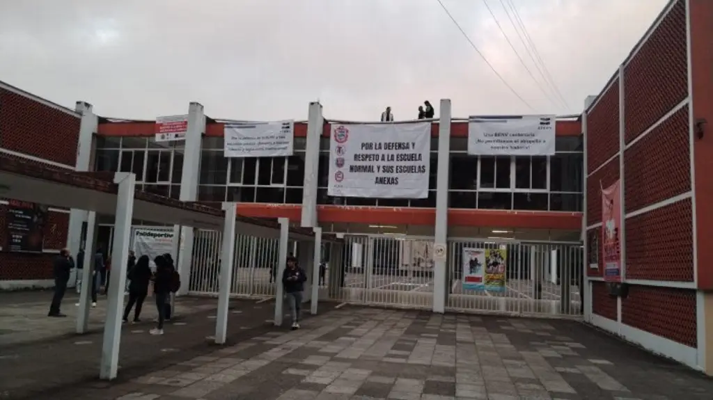 Imagen Docentes de la Normal Veracruzana exigen pago del Estímulo al Desempeño 2025