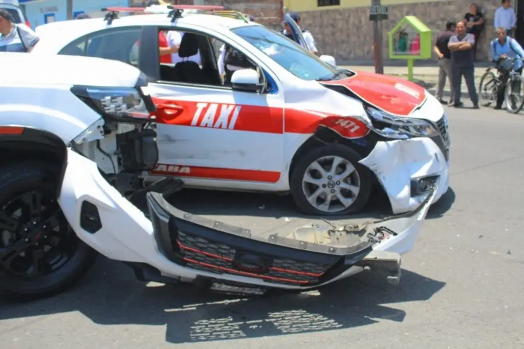 Imagen Hay 2 lesionados por choque de taxi y carro particular en zona centro del estado de Veracruz