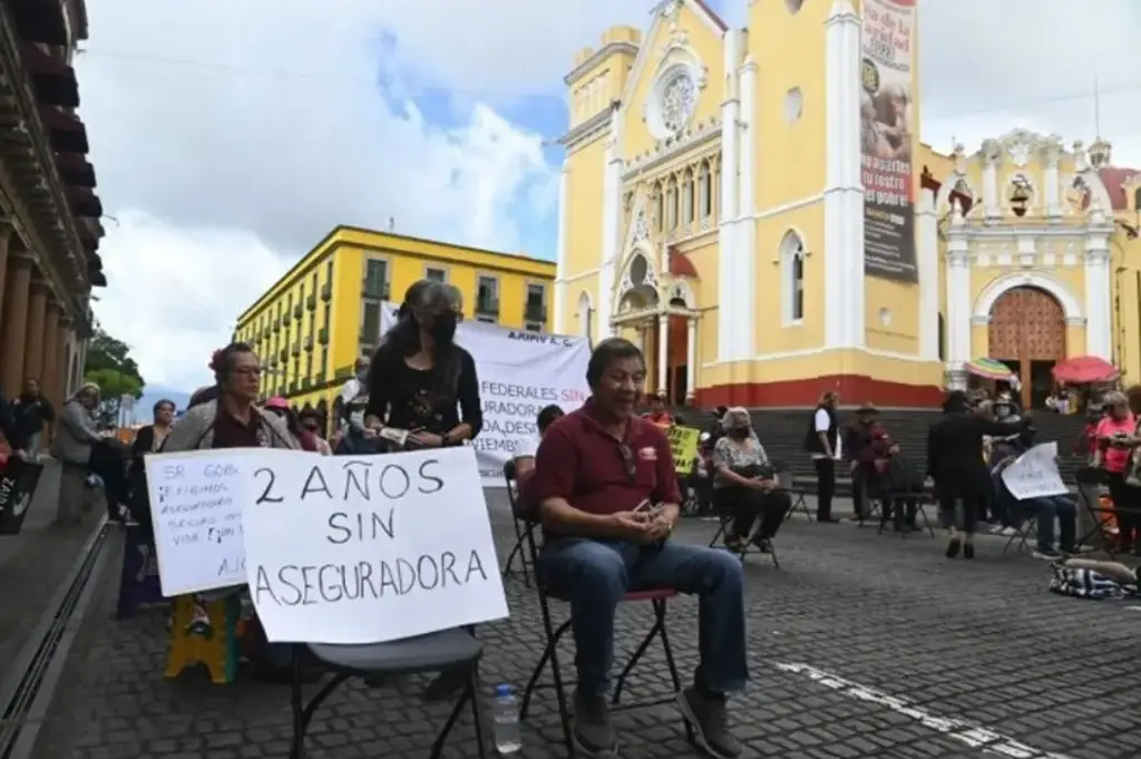 Imagen Docentes jubilados bloquean el centro de Xalapa ¿Qué piden?