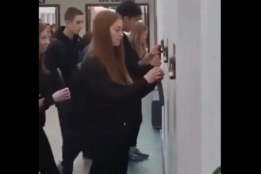Imagen Así bloquean a estudiantes sus teléfonos celulares al entrar a clases, en este país (+Video)
