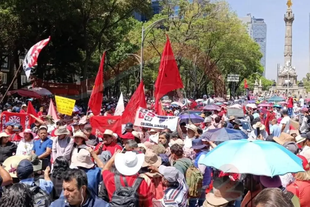 Imagen Megamarcha de maestros llega al zócalo de la CDMX 