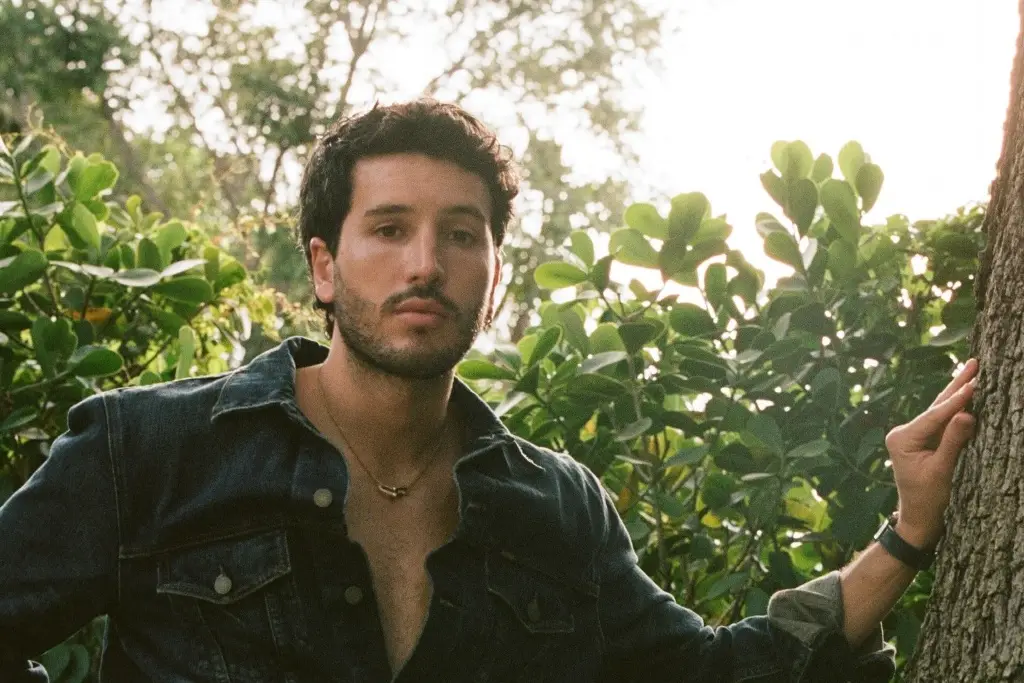 Imagen Sebastián Yatra se desnuda en 'Milagro', su álbum más íntimo y familiar