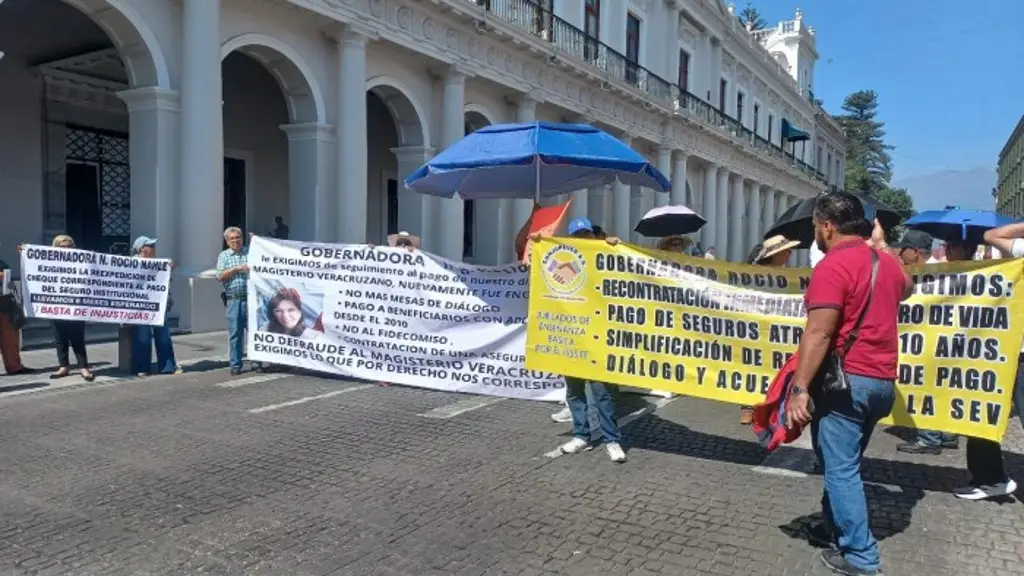 Imagen Centro de Xalapa sigue bloqueado por jubilados; exigen seguro institucional suspendido