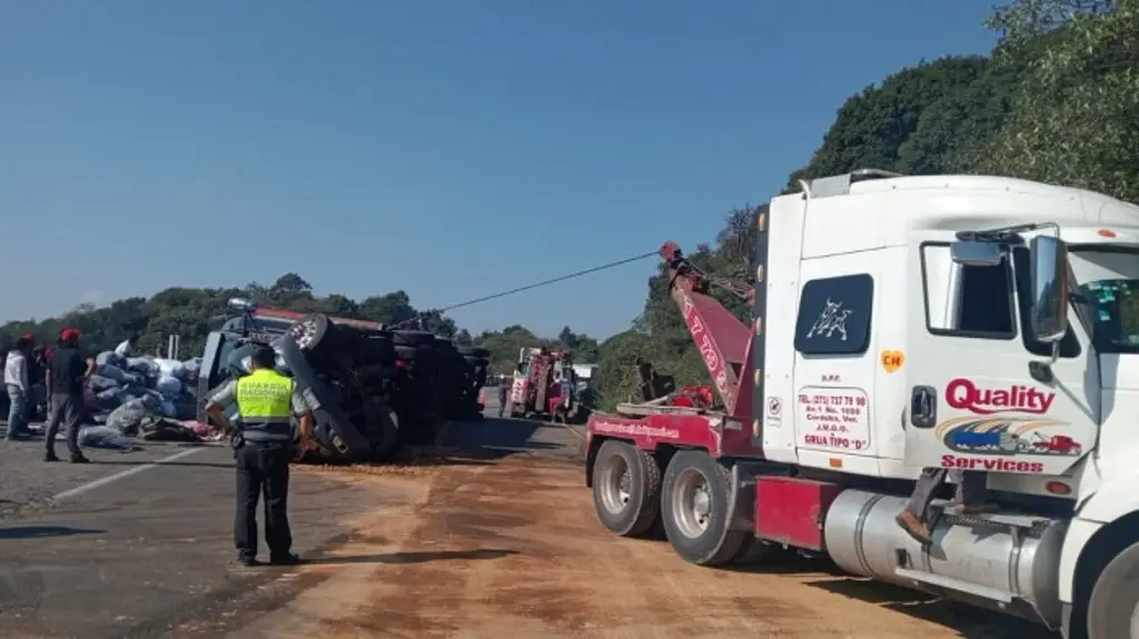 Imagen Vuelca tráiler cargado con pacas de ropa en las Cumbres de Maltrata