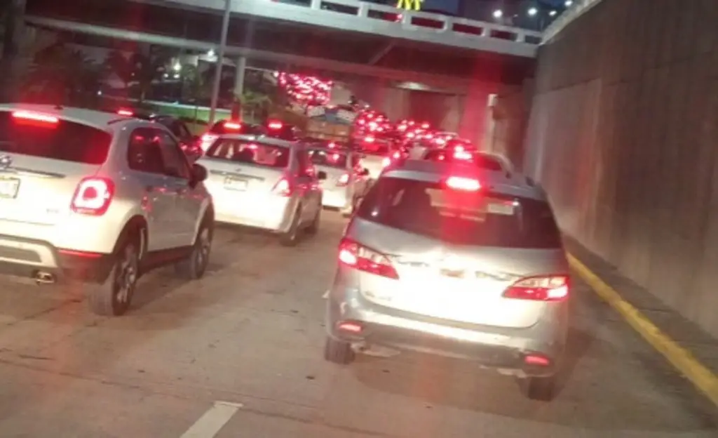 Imagen Caos vial a las afueras del World Trade Center de Boca del Río