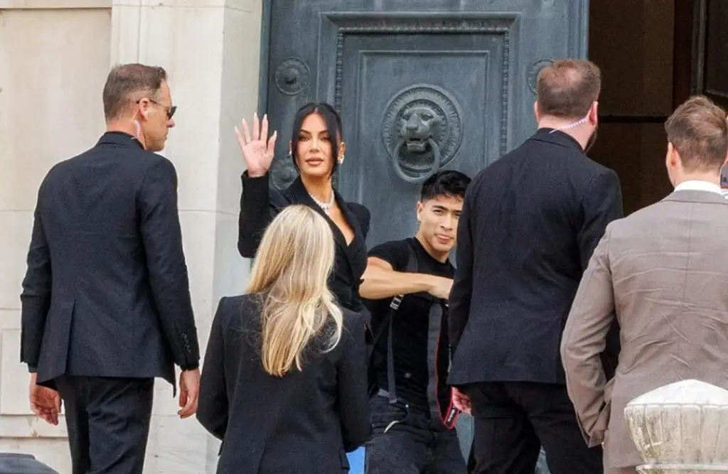 Imagen Kim Kardashian regresa a París para declarar en juicio de violento asalto que sufrió en hotel 