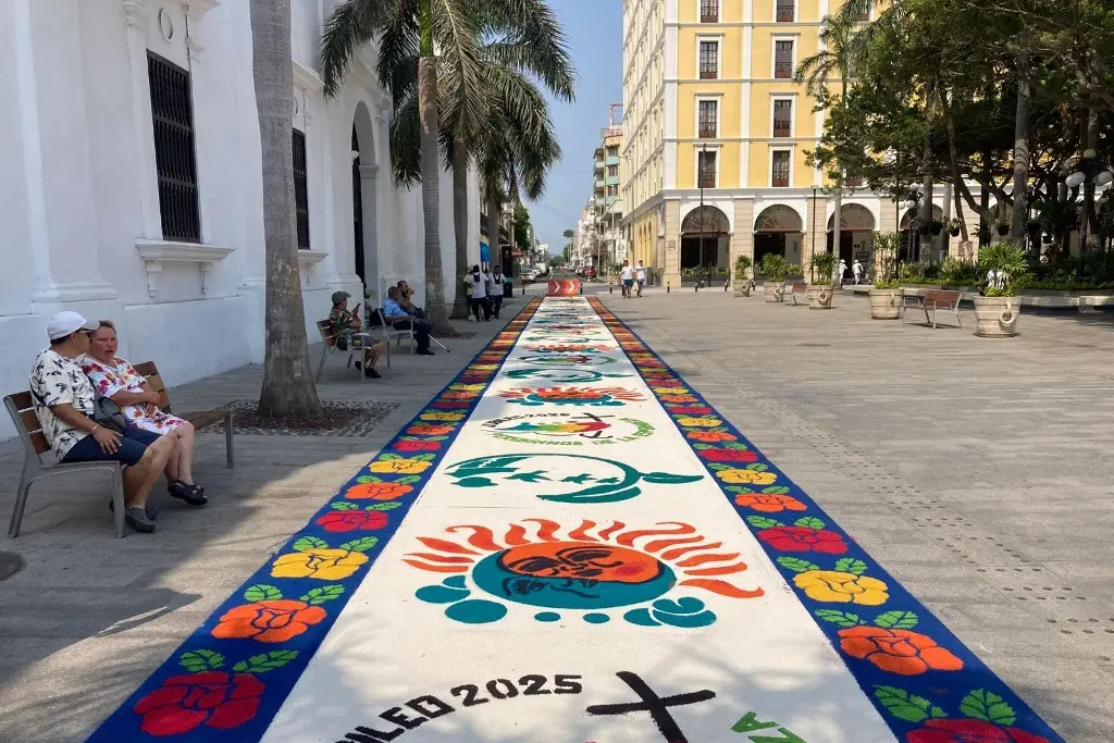 Imagen Este es el tapete de aserrín que colocaron frente a Catedral de Veracruz