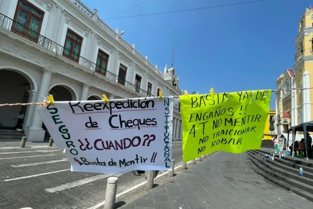 Imagen Jubilados levantan plantón en Plaza Lerdo