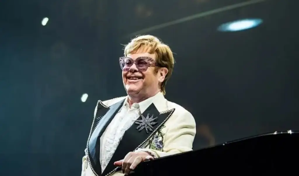 Imagen Elton John dice sentirse traicionado por planes del gobierno sobre derechos de autor de IA