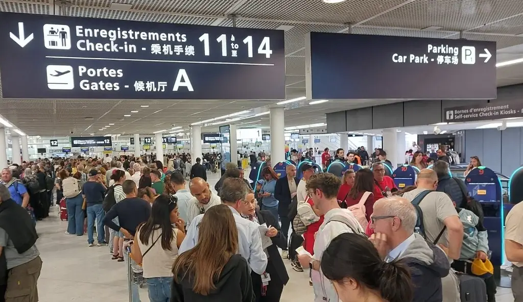 Imagen Se prolongan las graves perturbaciones en el segundo aeropuerto francés por una avería