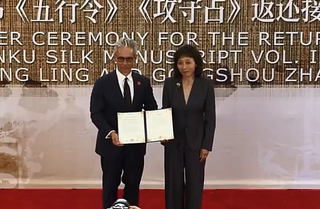 Imagen Devuelven a China desde EU fragmentos de un antiguo manuscrito en seda