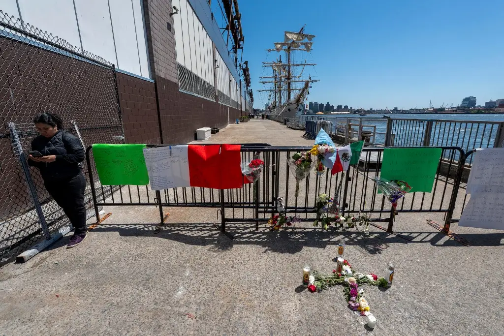 Imagen Instalan altar tras accidente del 'Cuauhtémoc' en Nueva York 