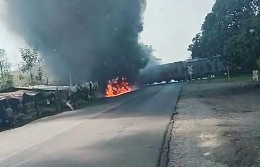 Imagen Explota pipa que intentó ganarle el paso al tren; hay dos muertos