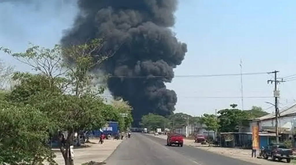 Imagen Ferrosur reporta 5 heridos tras choque de pipa y tren en carretera de Veracruz 