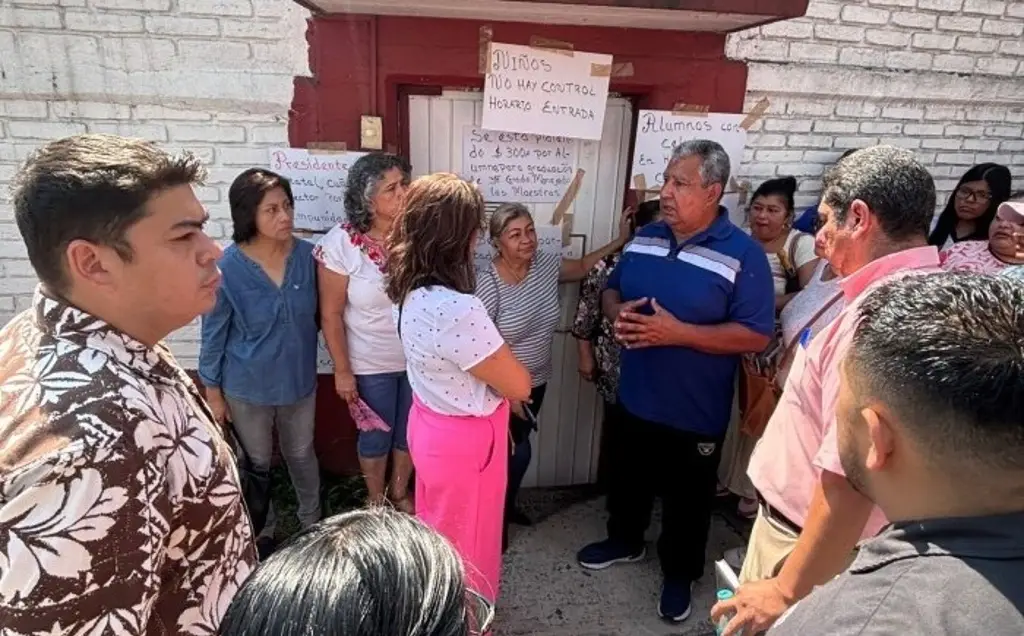 Padres de familia toman telesecundaria en Banderilla y exigen destitución del director