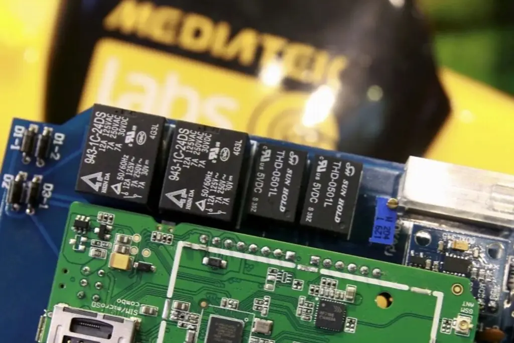 Imagen Crecen tensiones entre China y EU por advertencia de usar chips chinos