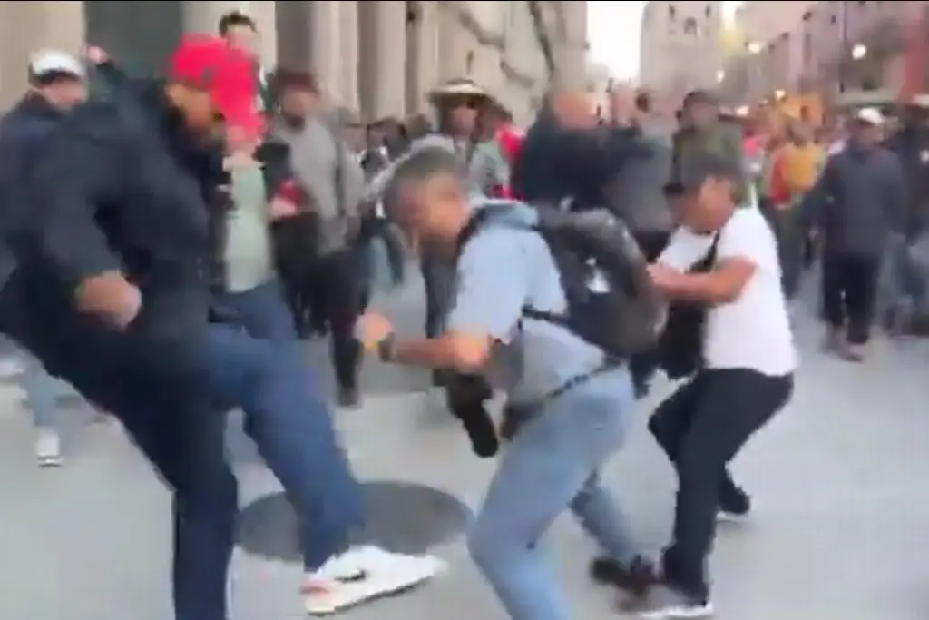 Imagen CNTE ataca a periodistas que iban a ingresar a mañanera; bloquean Palacio Nacional (+Video)