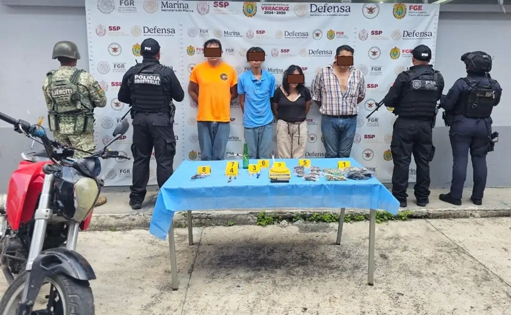Imagen Xalapa: Caen 4 con drogas, arma y moto 