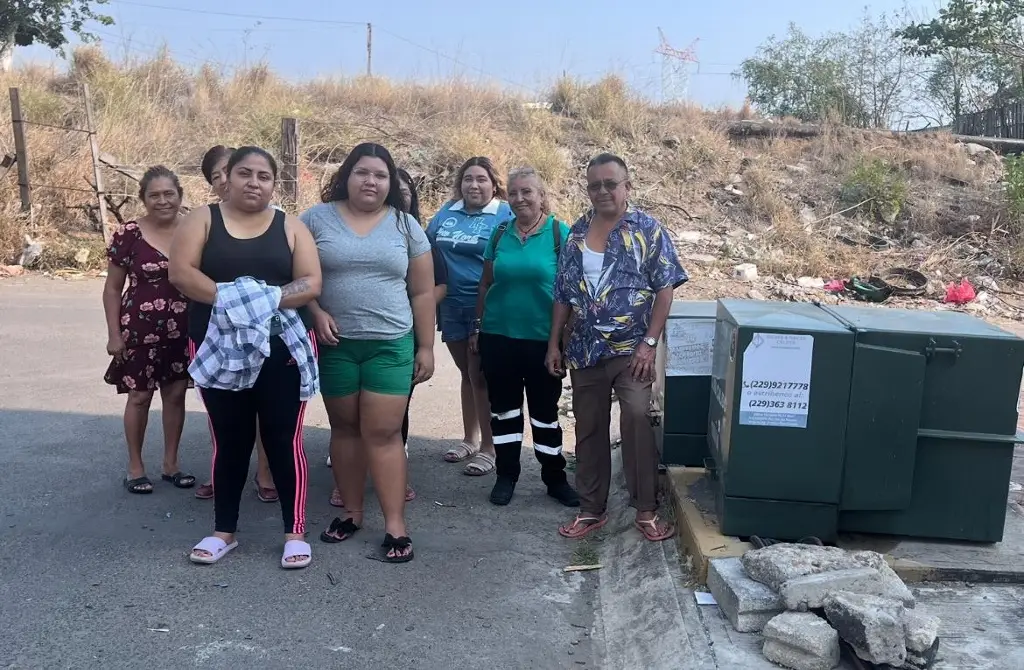 Imagen Vecinos del fraccionamiento Albatros se quejan porque tienen 15 días sin energía eléctrica