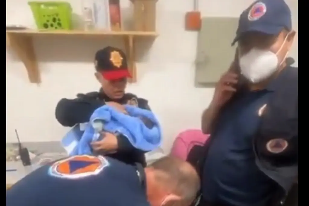 Imagen Recién nacido es abandonado en bote de basura de baños en tienda de Álvaro Obregón