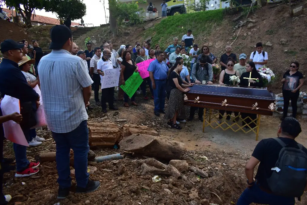 Imagen Dan último adiós Avisack Douglas; fallecida tras ataque a casa de campaña de MC