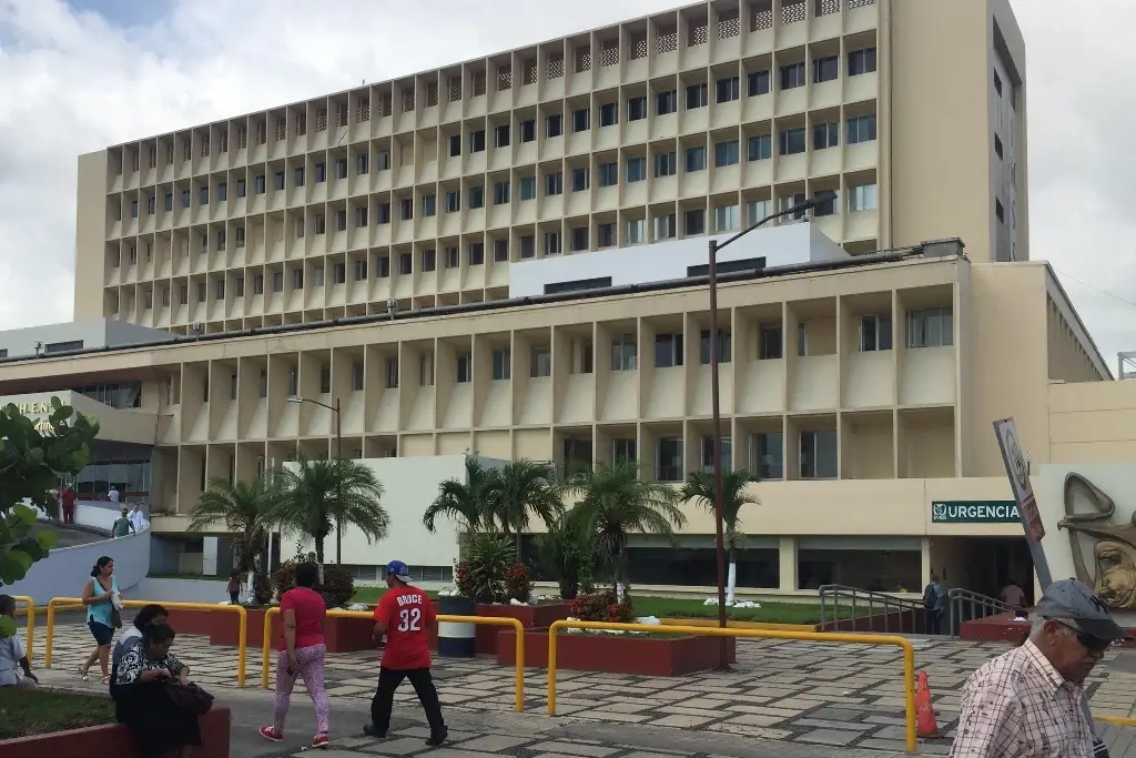 Imagen Mujer se arroja del segundo piso del IMSS de Cuauhtémoc 'por falta de aire acondicionado'