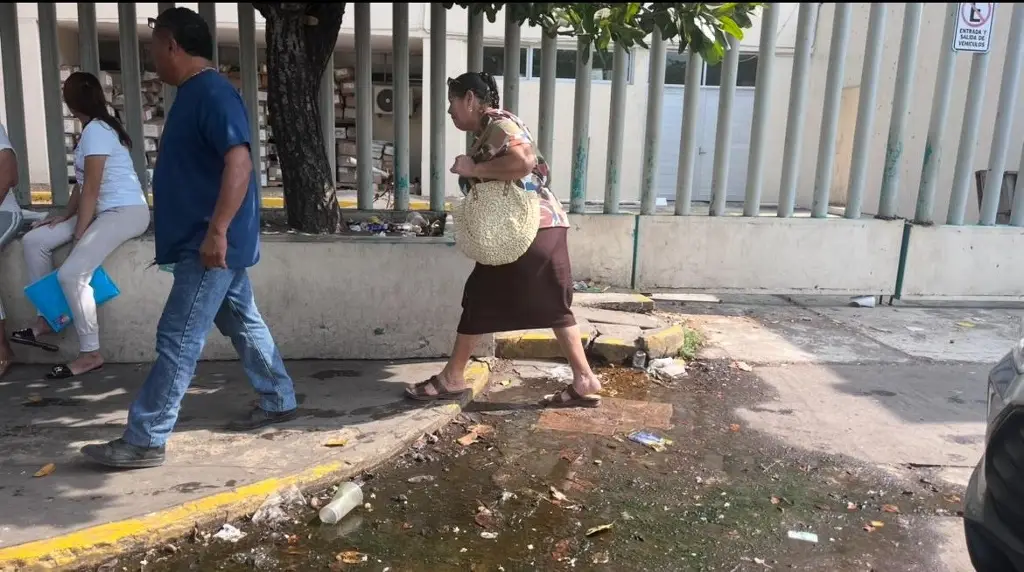 Imagen Reportan fuga de aguas negras en la clínica 71 del IMSS de Díaz Mirón 
