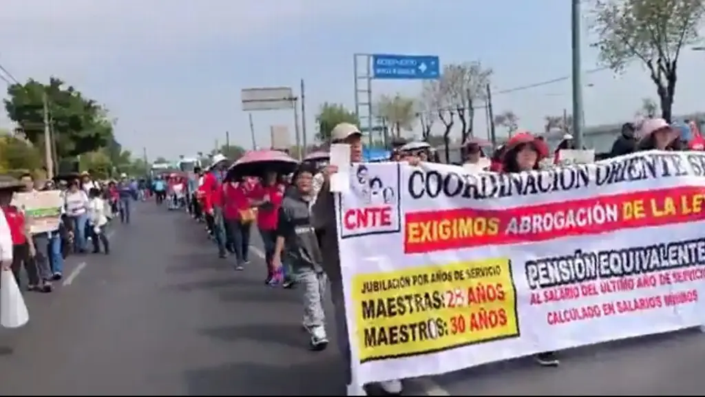 Imagen Llega protesta de la CNTE al aeropuerto de la CDMX (+Video) 