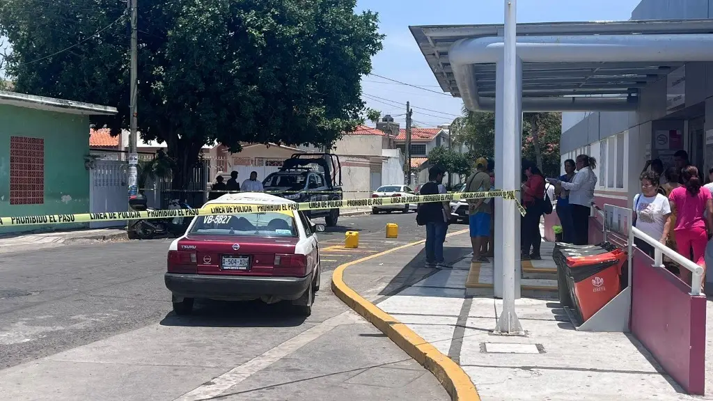Imagen Muere hombre a bordo de taxi a las afueras del ISSSTE en Veracruz 