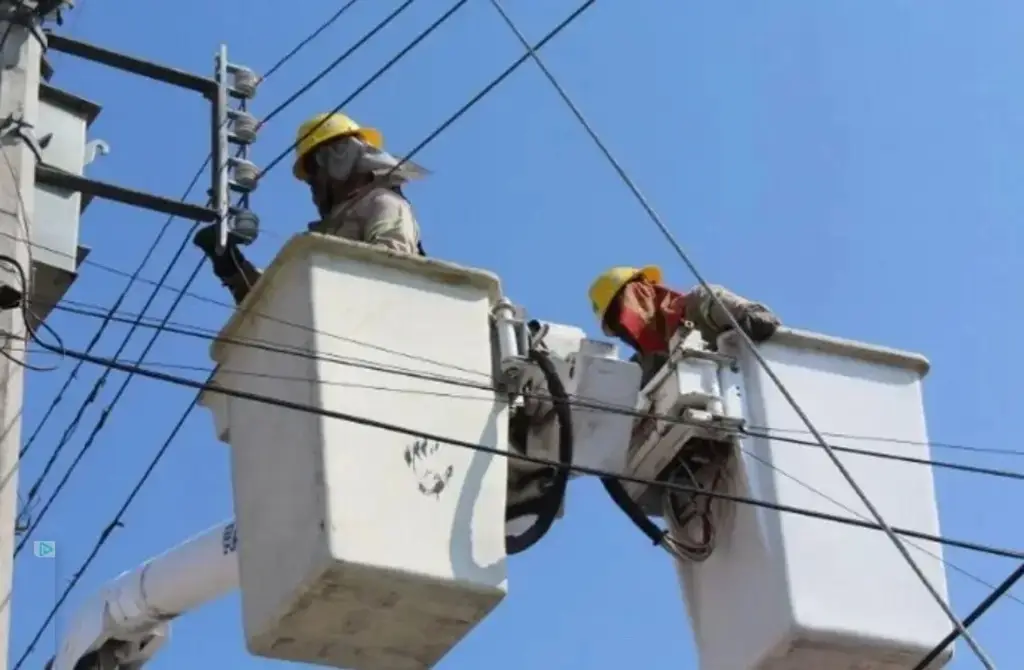 Imagen Vecinos de Albatros afirman que tras reporte en XEU se solucionó problema de luz 