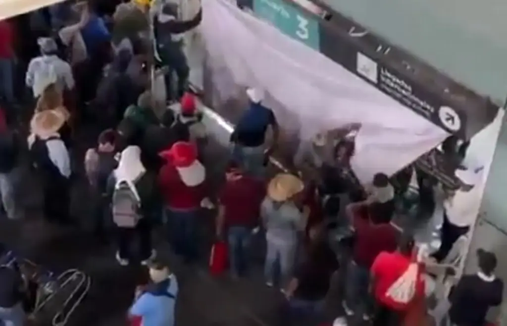 Imagen Maestros del CNTE se plantan en terminal 1 y 2 de Aeropuerto Internacional de la Ciudad de México