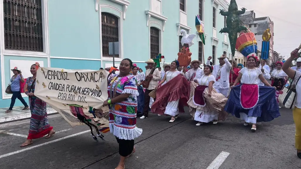 Imagen Con Rocío Nahle, se lleva a cabo desfile de culturas en Centro Histórico de Veracruz 