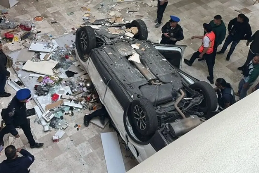 Imagen Cae vehículo en plaza comercial de Cuajimalpa; conductora está grave (+Video)