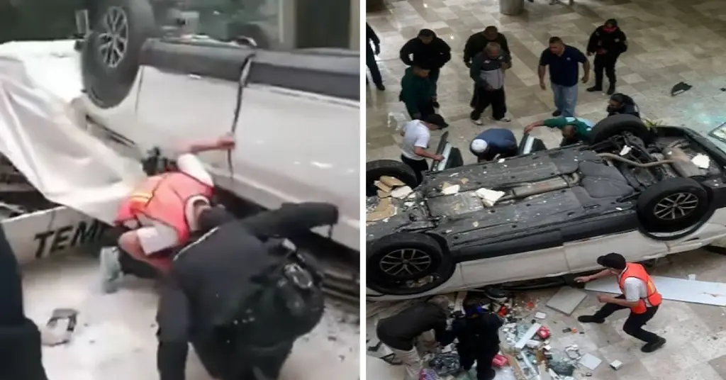 Imagen Auto cayó desde el tercer piso dentro de plaza en CDMX; conductora está grave
