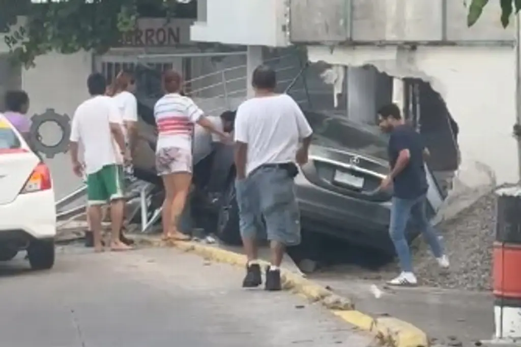 Imagen Se registra aparatoso accidente automovilístico en bulevar de Boca del Río 