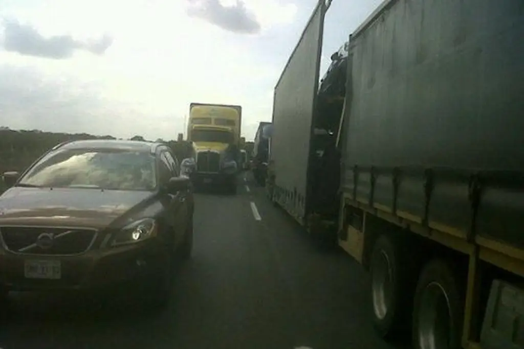 Imagen Hay cierre parcial de circulación en carretera Xalapa - Veracruz; es por esta razón
