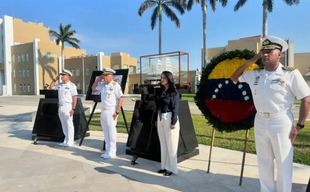 Imagen Tripulación del “Simón Bolívar” hace guardia de honor a víctimas del Cuauhtémoc