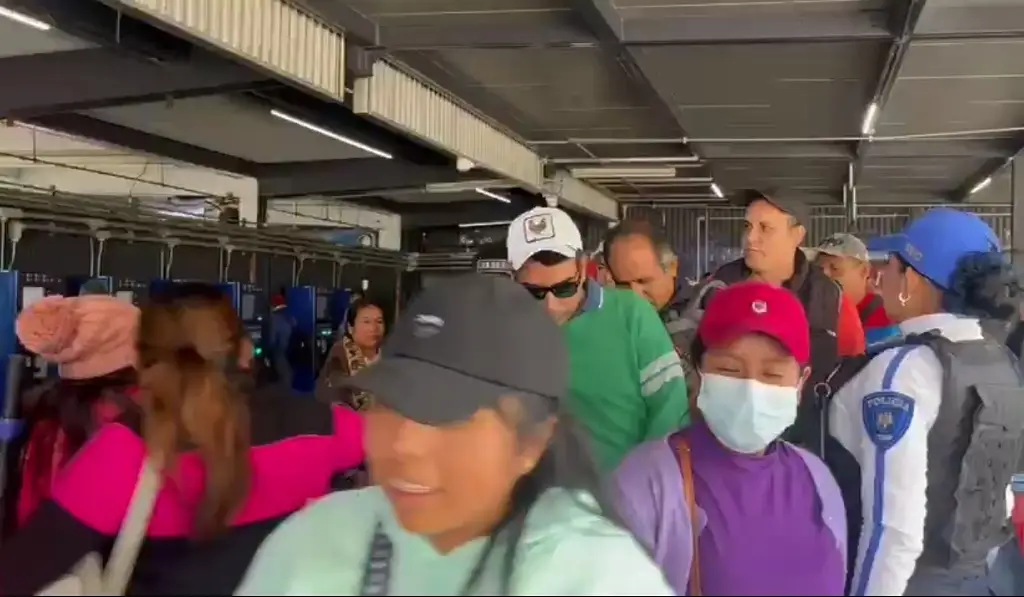 Imagen CNTE llega al INE tras amago de boicotear la elección judicial (+Video)