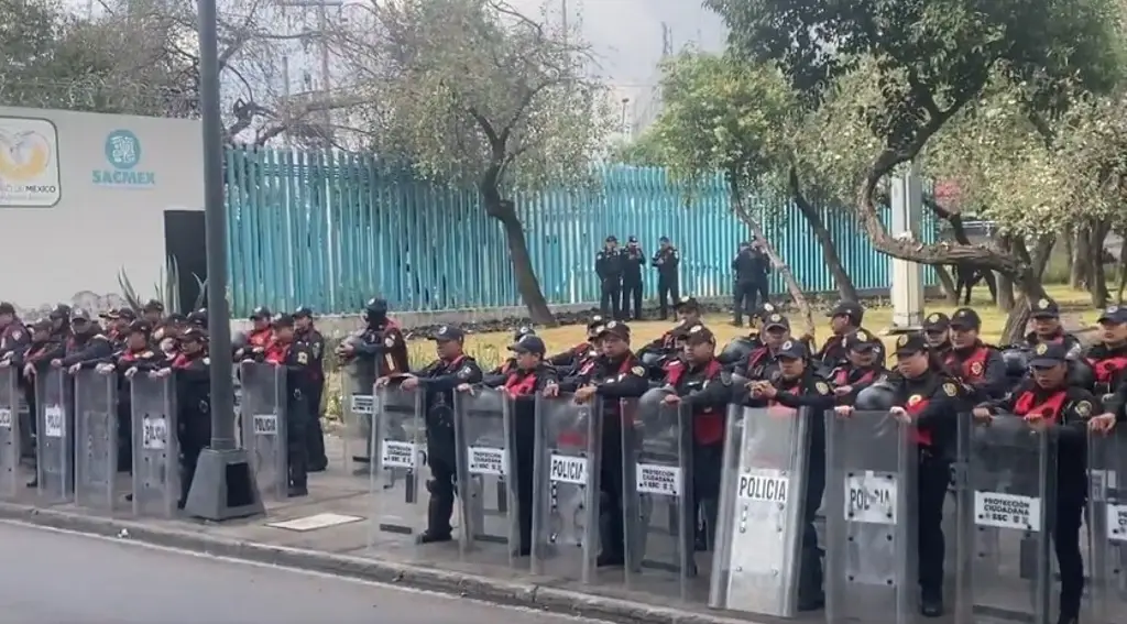 Imagen Blindan instalaciones del INE por la CNTE 