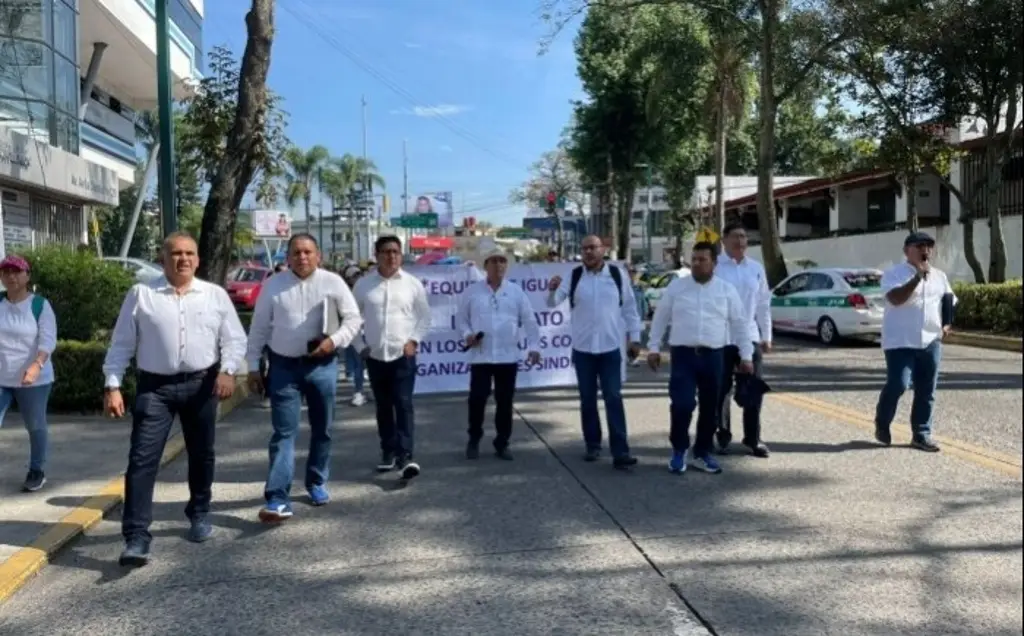 Imagen Maestros marchan en Xalapa; exigen reinstalación de líder sindical cesado 