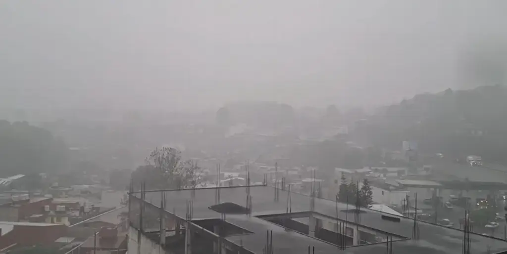 Imagen Cae aguacero en Xalapa (+Video) 