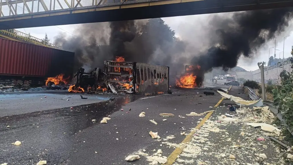 Imagen Emergencia en autopista México - Toluca por choque e incendio de camión