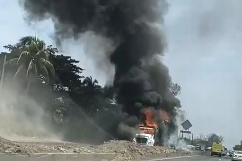 Imagen Arde tráiler en la Veracruz - Xalapa